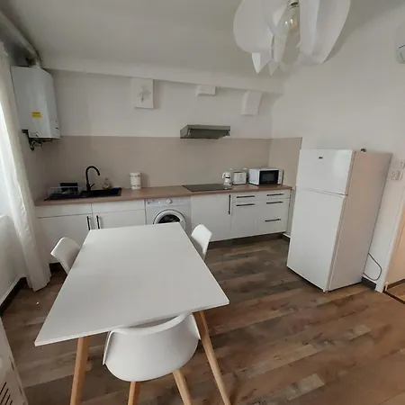 Vieille Climatise Rue Pietonne & A *